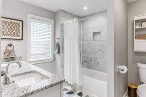Dusche, Haartrockner, Handtücher, Shampoo
