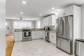 Frigorifero, microonde, forno, piano cottura