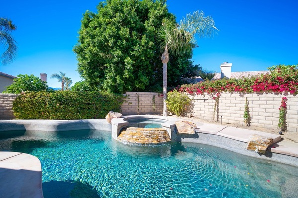 Una piscina al aire libre, una piscina climatizada