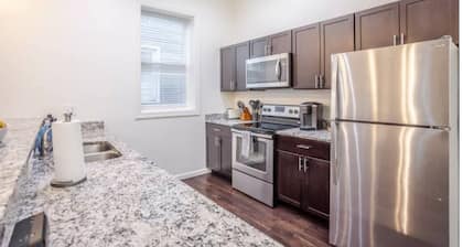 Oakley Square Sleeps 5-Fully Remodeled-Walkable