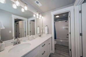 Combined shower/bathtub, shampoo - Sunny Shores #7 - Pool, Hot Tub, & Lake Access! (Garden City)