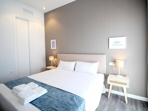 2 bedrooms, iron/ironing board, internet, bed sheets