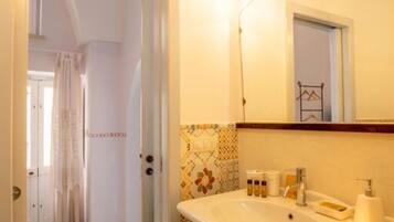 Doccia, bidet, asciugamani, sapone