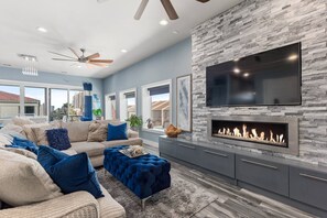 Smart TV, chimenea, libros y estéreo 