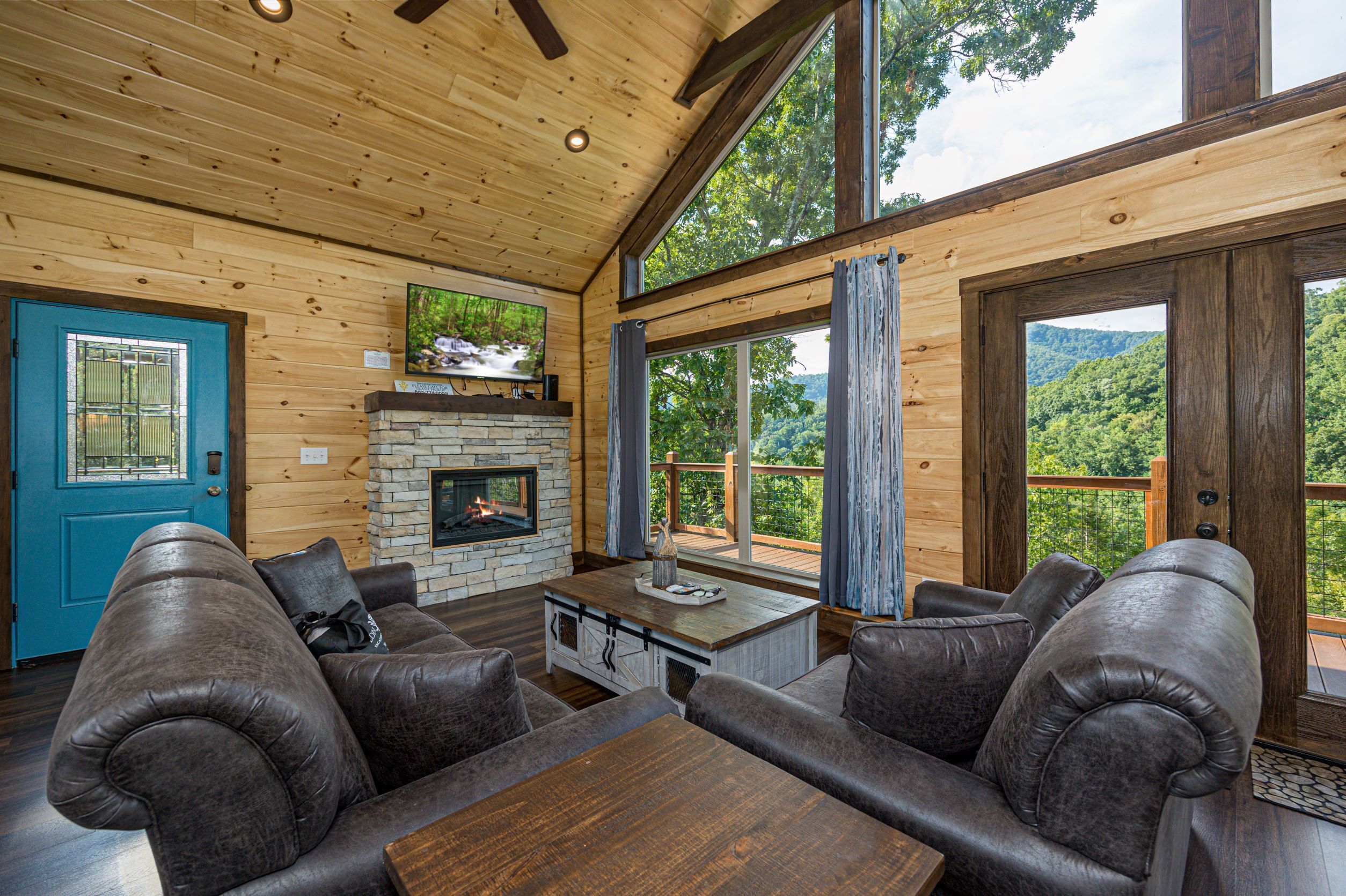 Cabaña, varias camas, cocina, vistas a la montaña | Zona de estar | Televisión de pantalla plana de 50 pulgadas con canales digitales