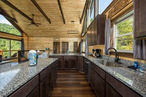 Cabin, Multiple Beds, Kitchen, Mountain View | Private kitchen | Fridge, microwave, oven, stovetop