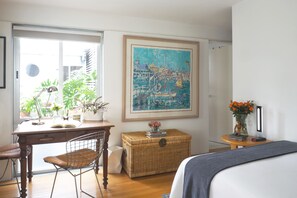 2 chambres, bureau, fer et planche à repasser, lit parapluie