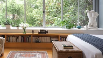 2 bedrooms, desk, iron/ironing board, travel crib