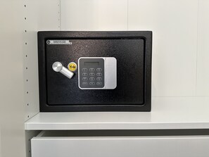 A Yale lockbox with a combination dial and a key. - Leone sea view apartments on the Rimini seafront (Rimini)