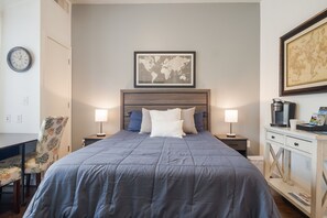 1 slaapkamer, een strijkplank/strijkijzer, gratis wifi, beddengoed