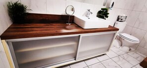 Shower, jetted bath, hair dryer, towels