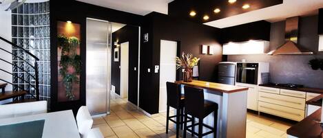 Réfrigérateur, micro-ondes, four, plaque de cuisson