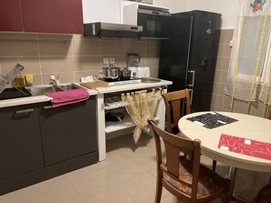 Fridge, coffee/tea maker, electric kettle, toaster - Cadre Idéal Pour un Moment Inoubliable (Étampes)