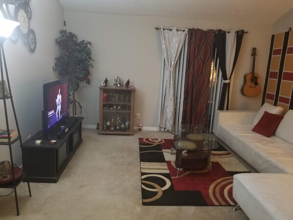 Smart TV, stereo - Modern Elegant Private Room (Duluth)