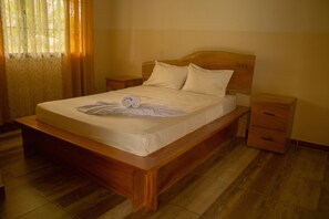 3 bedrooms, bed sheets, wheelchair access - Green House, Your Family home 5 minutes from Río Celeste. (Katira)