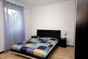 4 bedrooms, iron/ironing board, free WiFi, bed sheets