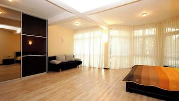 4 bedrooms, iron/ironing board, free WiFi, bed sheets