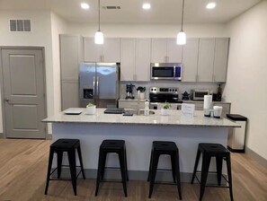 Réfrigérateur, four à micro-ondes, un four, surface de cuisson