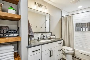 Bañera con ducha, secador de pelo, toallas, jabón