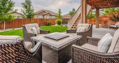 *NEW* Luxury Private Walkout Apt w Fire Pit & BBQ