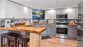 Fridge, microwave, oven, stovetop - Eagle Cliff Escape...Escape...Explore...Revive (Estes Park)