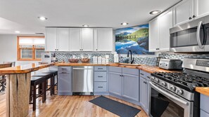 Refrigerador, microondas, horno y parrilla de estufa 