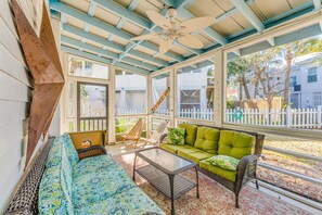 TV, DVD player, books, stereo