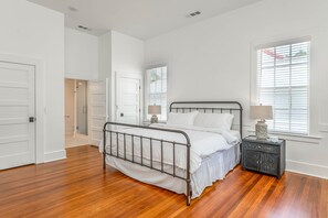 6 bedrooms, iron/ironing board, WiFi, bed sheets