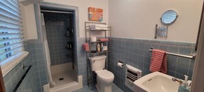 Een douche, een haardroger, handdoeken, zeep