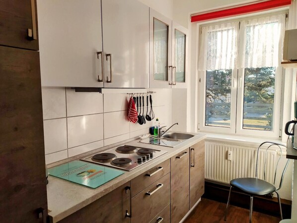 Kylskåp, mikrovågsugn, spishäll och diskmaskin