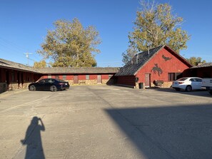 Exterior - The Sage Motel (Saratoga)