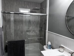 Dusche, Haartrockner, Handtücher, Seife