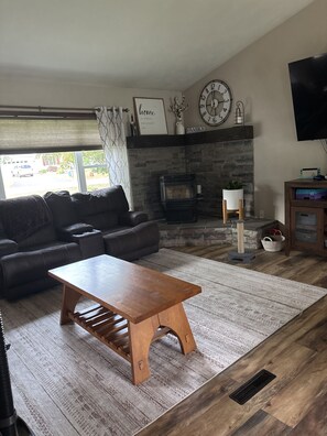 Smart TV, chimenea y libros 