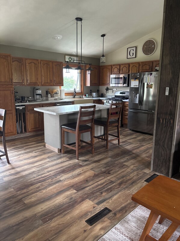 Réfrigérateur, micro-ondes, four, plaque de cuisson