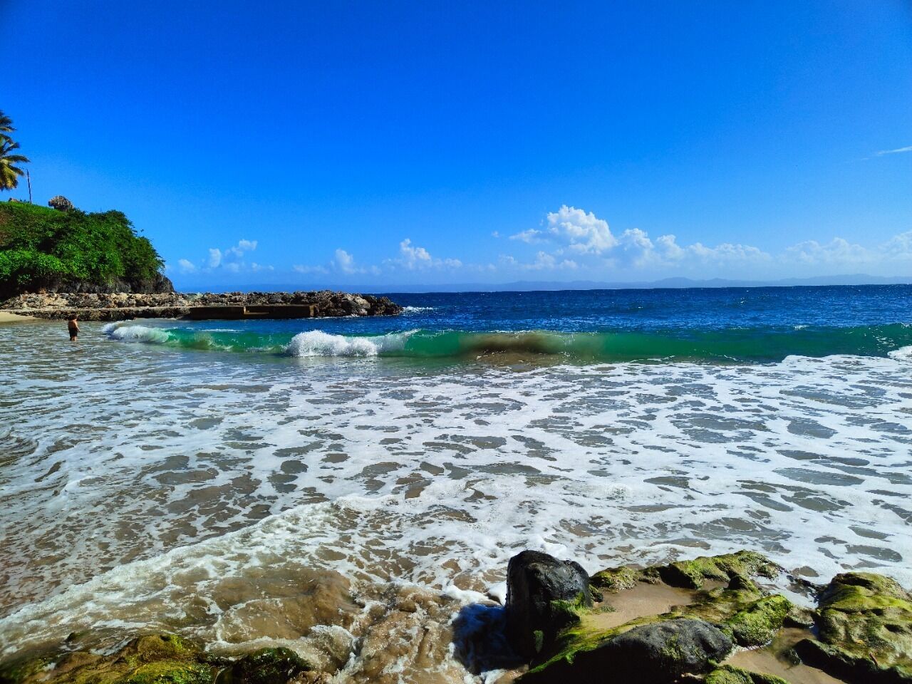 Playa en los alrededores, camastros y toallas de playa 