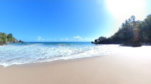 Perto da praia, espreguiçadeiras, toalhas de praia 