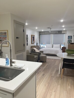 1 bedroom, free WiFi, bed sheets - Easy walk to restaurants, coffee and ice cream shops, retail shopping, and more! (Tupelo)