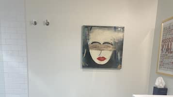 Douche, sĂšche-cheveux, serviettes fournies, savon