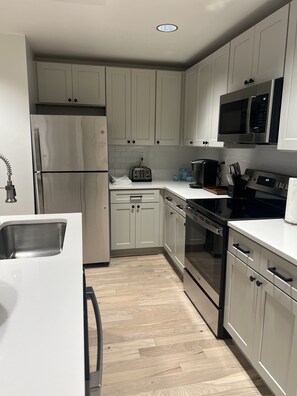 Fridge, microwave, oven, stovetop - Easy walk to restaurants, coffee and ice cream shops, retail shopping, and more! (Tupelo)