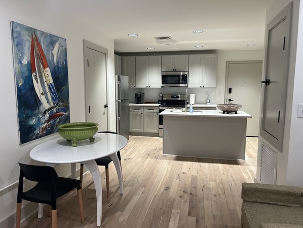 Fridge, microwave, oven, stovetop - Easy walk to restaurants, coffee and ice cream shops, retail shopping, and more! (Tupelo)