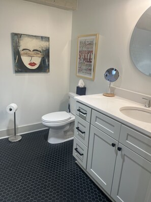 Douche, séchoir à cheveux, serviettes fournies, savon
