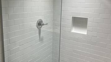 Douche, sĂšche-cheveux, serviettes fournies, savon