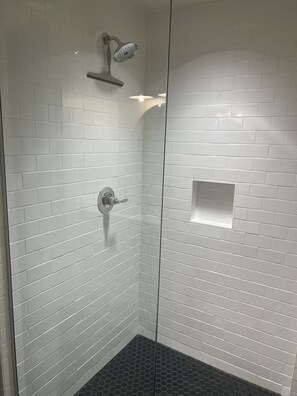 Shower, hair dryer, towels, soap - Easy walk to restaurants, coffee and ice cream shops, retail shopping, and more! (Tupelo)