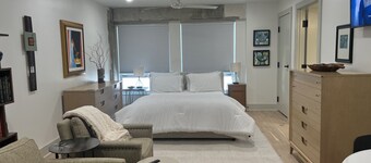 Easy walk to restaurants, coffee and ice cream shops, retail shopping, and more!