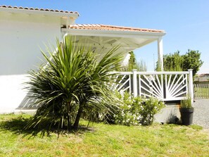 Property grounds - La Salicorne - House 1,7 km from the sea (Brem-sur-Mer)