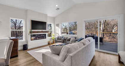 Lakefront, 35ft Dock , Battlefield Golf Views, New Build , Sleeps 16 Guests