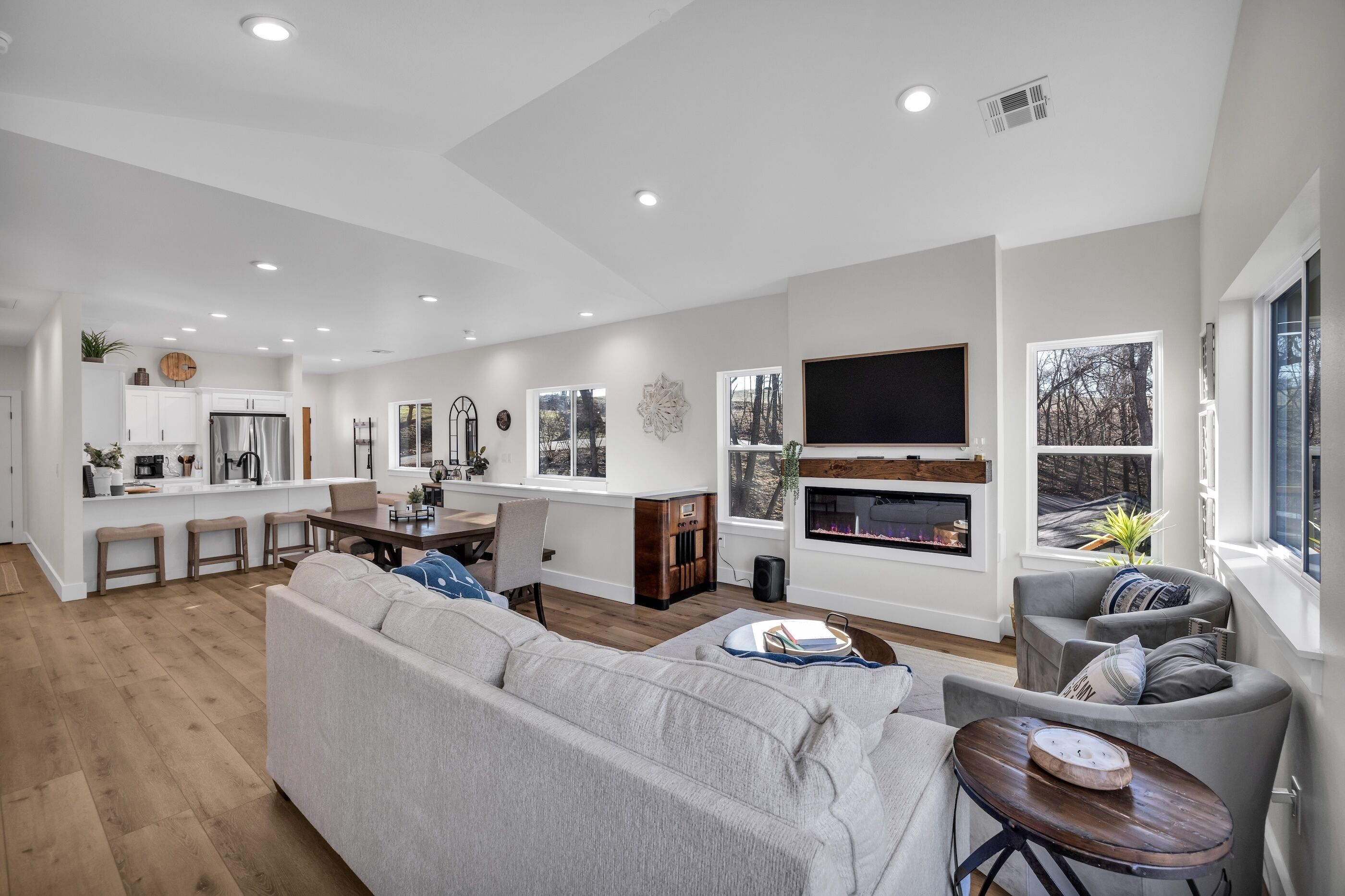 Smart TV, chimenea, videojuegos y libros 