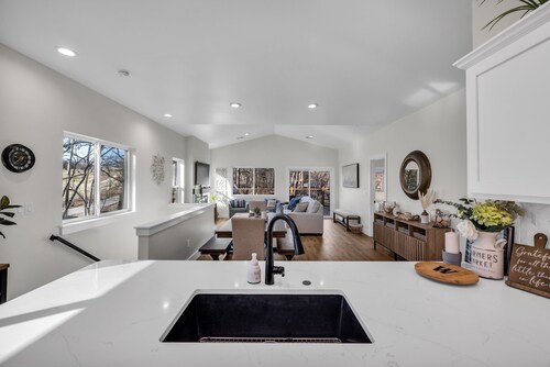 Lakefront,  35ft Dock ,  Battlefield Golf Views, New Build , Sleeps 16 Guests