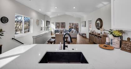 Lakefront, 35ft Dock , Battlefield Golf Views, New Build , Sleeps 16 Guests