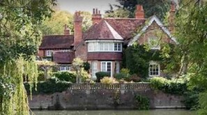 Exterior - Peaceful garden retreat in stunning, popular countryside village. (Goring on Thames)